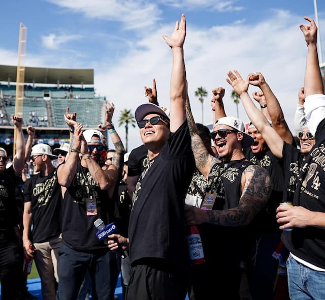 山本由伸　優勝パレードで「最高なチームメイトと最高なDodgers ファン」