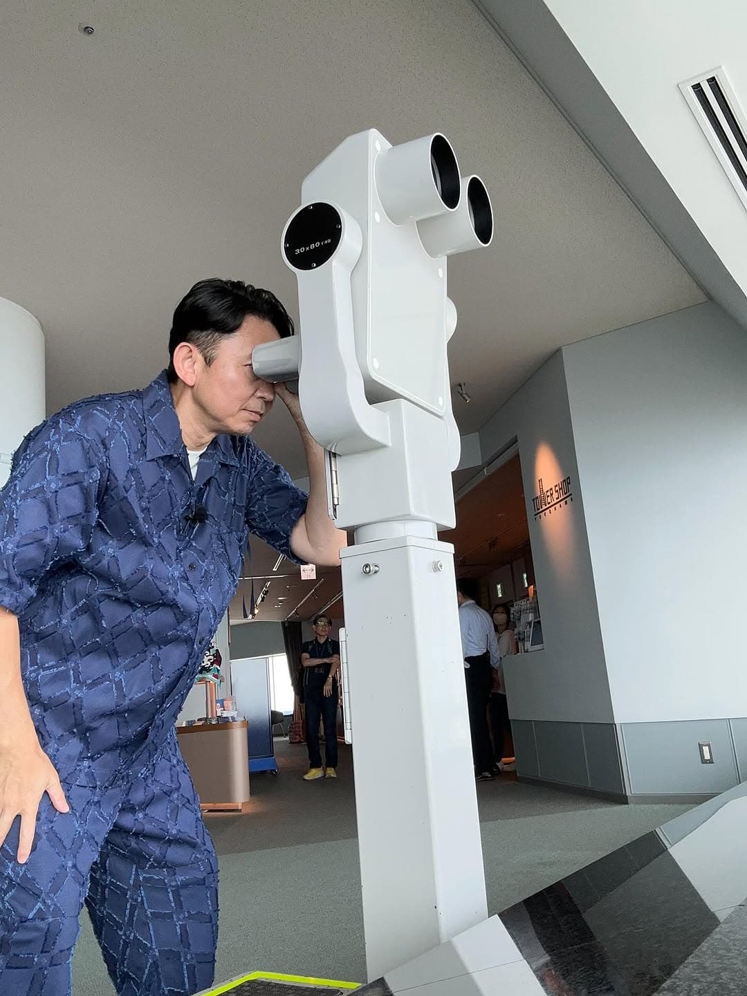 覗いたよー」人気芸人〇〇、チラ見でバズる!? 視線の先にファン