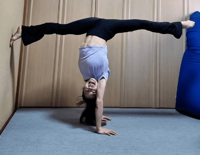 「T字バランスすごい！」話題の美女新体操選手、ルーム内で魅せた”180度・超開脚”ムービーにファン・スタンディングオベーション！「姫、可愛いし体柔らかい」