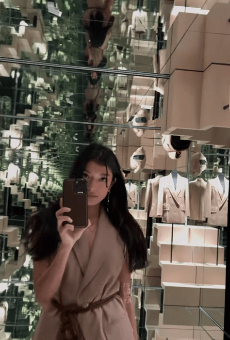 ローラがイベントで魅せた1流モデルショット＆全方位ガラス空間の自撮りムービーに反響続々！