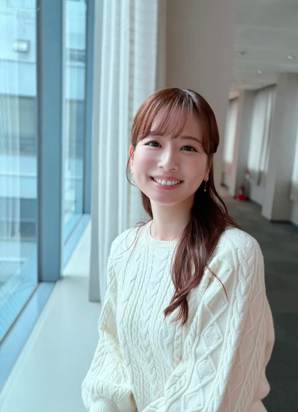 皆藤愛子、白ニットコーデにファン大絶賛！「ずっと見てられるこの透明感よ♡」「天使」の声