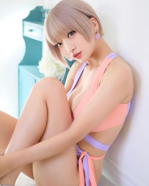 「そんなに見つめられたら…」人気レイヤー・火将ロシエル、大胆ビキニで熱視線送りファン魅了！