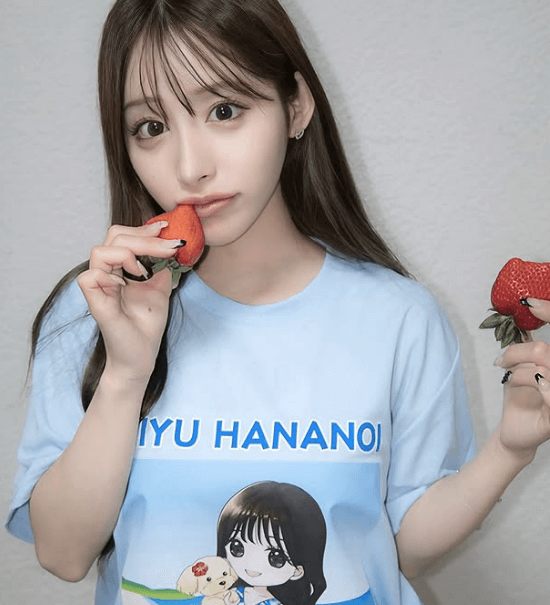 20万超フォロワーのラウンドガール、マイTシャツの爆誕！”着用姿＆甘々イチゴショット”にファンときめき状態！