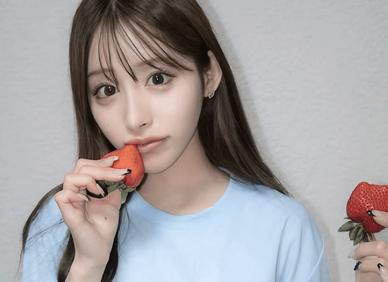 20万超フォロワーのラウンドガール、マイTシャツの爆誕！”着用姿＆甘々イチゴショット”にファンときめき状態！