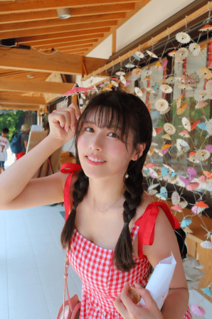 ちとせよしの「赤チェックワンピ」で胸元あらわの投稿にファン歓喜！