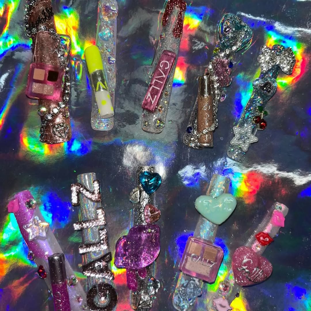 ギャルに必須アイテムの出来栄えに感激！？エルフ荒川が派手派手なつけ爪を公開！