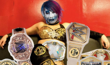 「最強のベルトコレクター降臨！」WWEアスカ、6本のチャンピオンベルトと圧巻の一枚