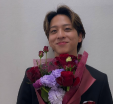 寺西拓人、フォロワー100万人突破！黒スーツ姿に「破壊力えぐいてぇ」