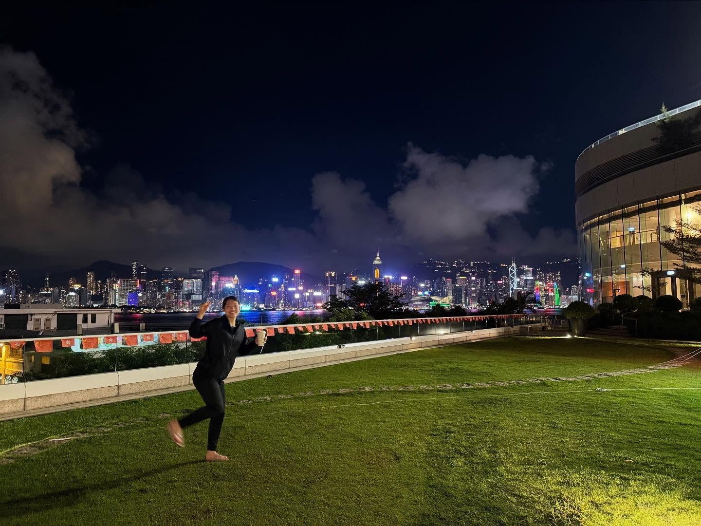 石川真佑、幻想的な香港ショットに「美しすぎる」