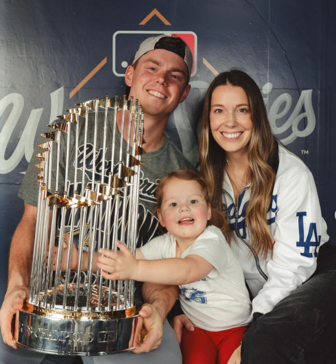 ドジャースのウィル・スミス、歓喜の家族ショットを公開　「最高の瞬間」チーム連覇を支えた名捕手の笑顔
