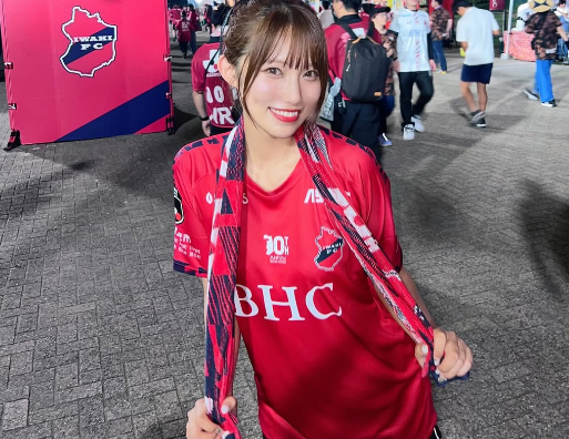 「ユニフォーム姿が可愛すぎて…」美女タレント、いわきFC試合観戦へ！"10周年記念・ユニショット"に反響