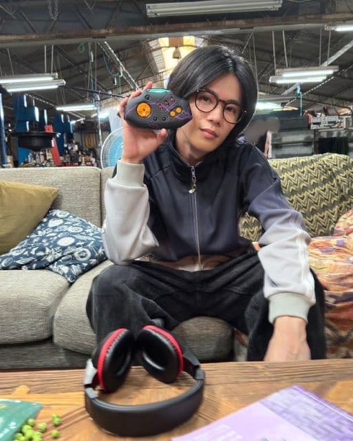 神宮寺勇太、「INZM」のオフショットを公開！黒縁メガネ姿にファン歓喜