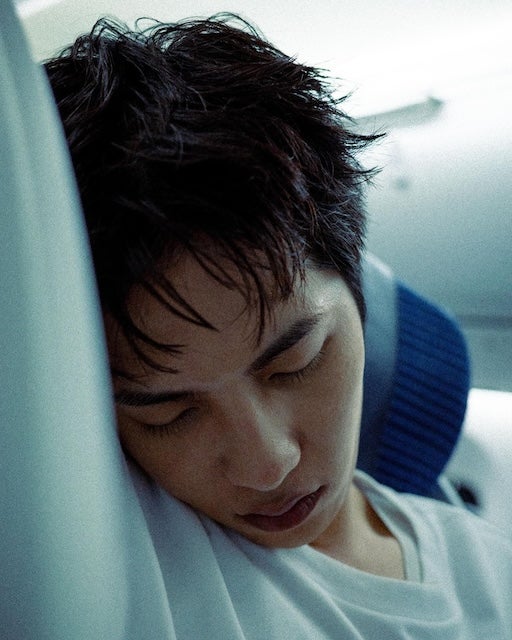 「寝顔もきれいだね」人気俳優が貴重な寝顔ショット披露でファン悶絶
