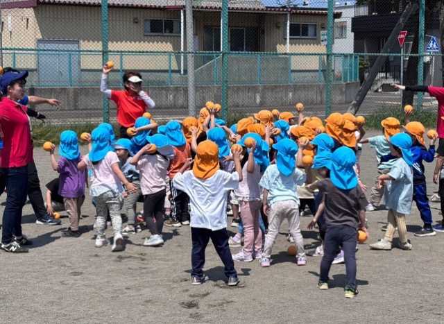 未来のアスリート誕生！？宇津木妙子さん、園児43人と白熱のボール遊び