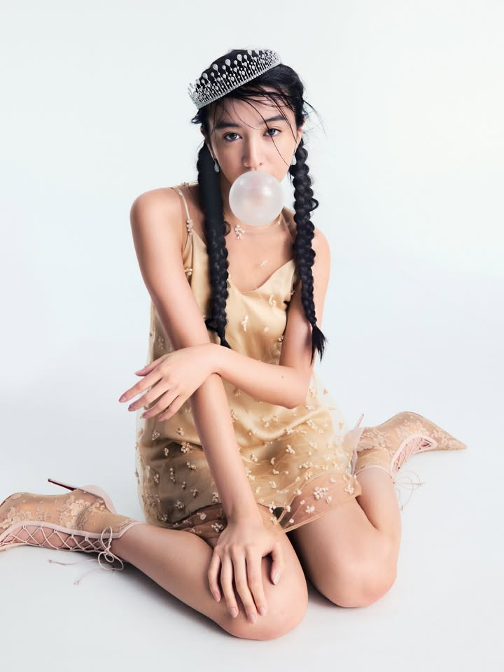 可憐さと強さが同居…Kōki,、ELLE撮影で見せた“気品あるバブルガムショット”