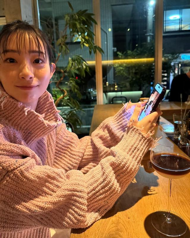 足立梨花が「カワウソに見えて仕方ない？」ショットを公開📸