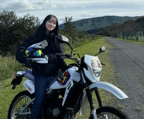 「どっちのバイクが似合ってますか？」人気ガールズバイカー、大自然パノラマをバックにファンへ質問！「かっこいい」