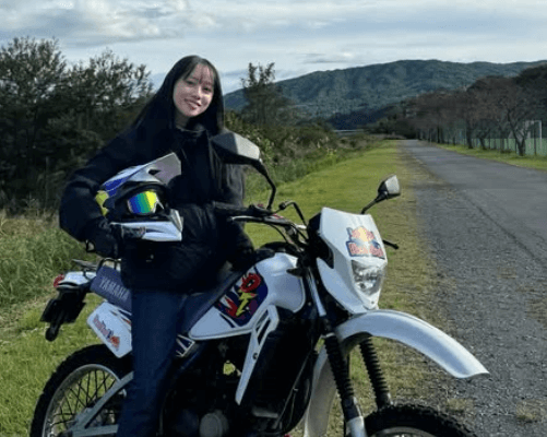 「どっちのバイクが似合ってますか？」人気ガールズバイカー、大自然パノラマをバックにファンへ質問！「かっこいい」