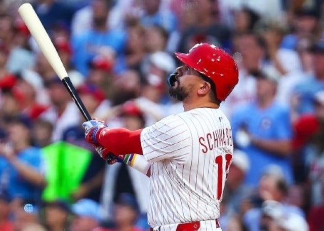 MLB、Kyle Schwarberが放った「逆転満塁弾」の衝撃、打った瞬間確信の一撃が試合を制圧