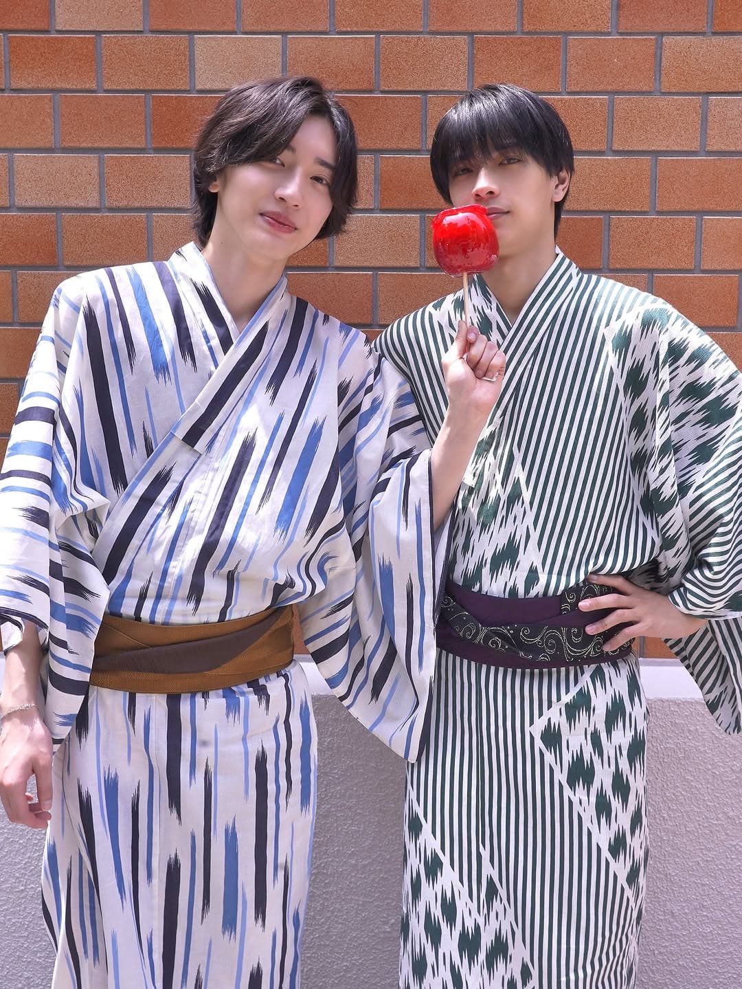 「浴衣とりんご飴が似合いすぎ!」なにわ男子・道枝駿佑＆高橋恭平、夏祭りショットに胸きゅん