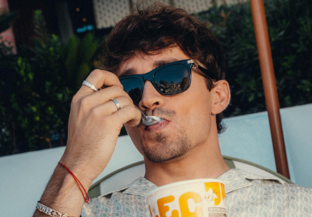 F1 夏のモナコで極上のひととき！シャルル・ルクレールが“アイス休暇”を満喫