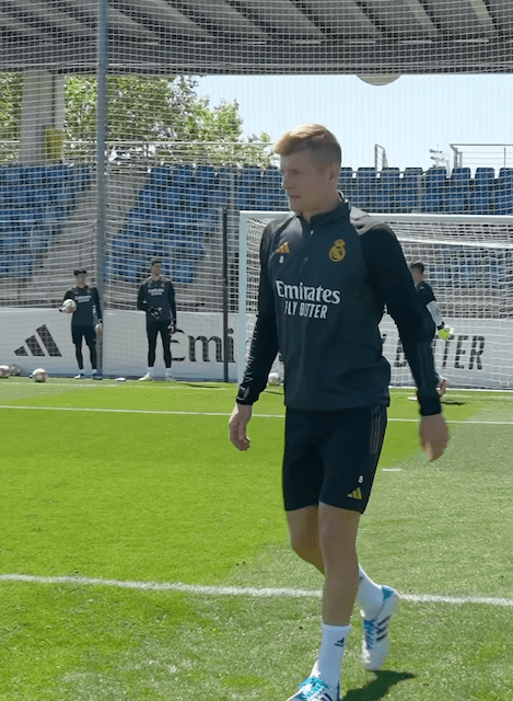 トニ・クロースのシュート練習が話題に「ゴールへのパスのようだ」