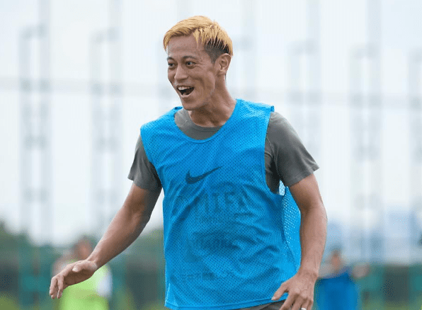 本田圭佑、サッカー少年感満載の笑顔を公開「応援してます」「ずっと憧れです」