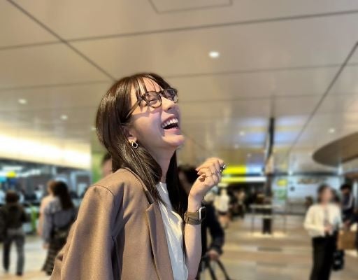 貴島明日香、新橋で満面の笑顔！仲良しスタッフと乾杯、思い出の街でリラックスムード全開