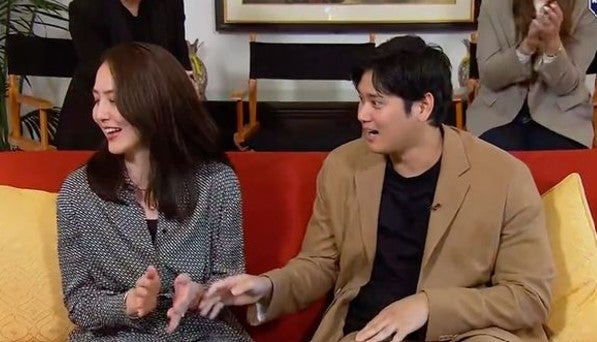 愛犬デコピンの行動に大谷夫妻もビックリ？！MVP受賞中継の1コマが話題