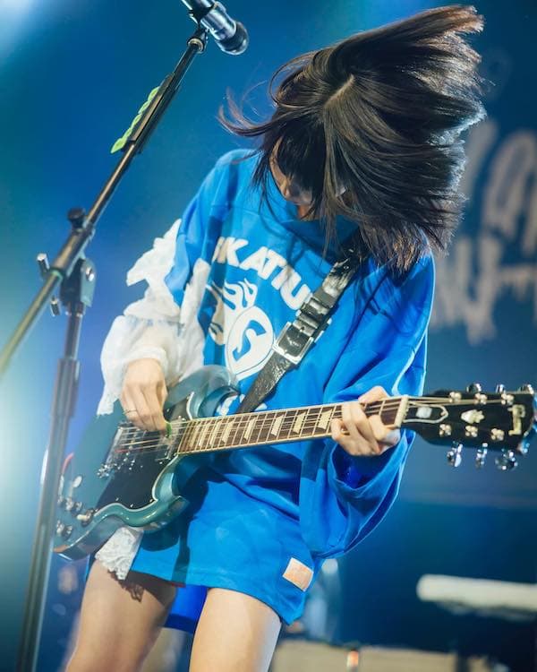 あのちゃん、ファンを熱狂させるライブパフォーマンス