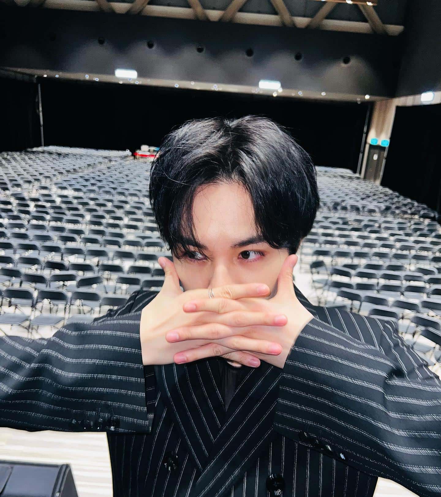 SexyZone・中島健人が台湾でのプレゼントを受け取った様子を公開！