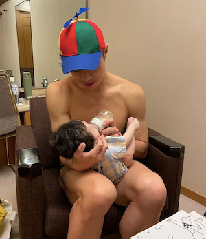 小島よしおが本番前に息子へミルクをあげるも…