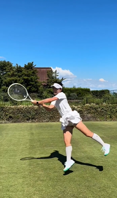 弾ける美脚が眩しすぎる！元プロテニスプレイヤー美女、豪快