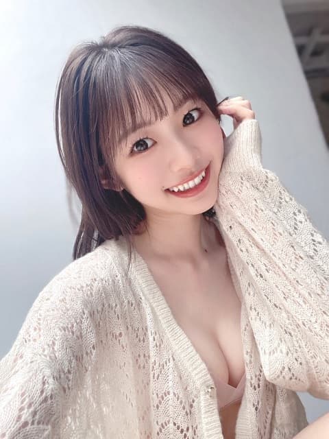 「目のやり場に困る……」女性タレントがセクシーなオフショ投稿！