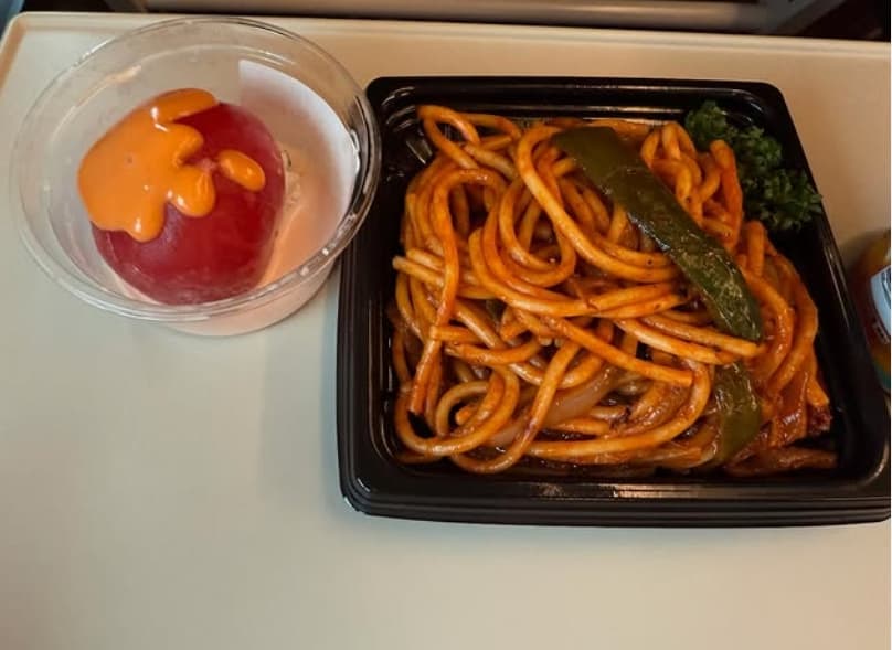 「移動飯だしんよー！」クロちゃんが夜ご飯を披露