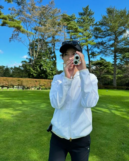 「距離計を使えるような腕前ではない」ゴルフ中の女優・加藤あいが距離計をのぞいて見つけた可愛いお客さんとは…⁉