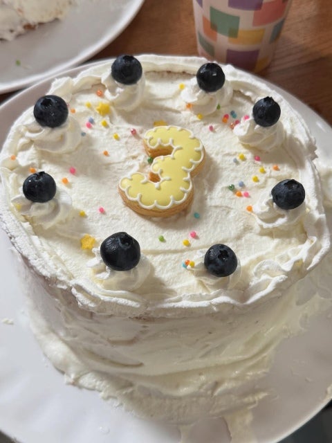 撮影の裏側に仕掛けアリ！早瀬ノエルのMV用ハリボテケーキが可愛すぎた