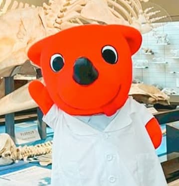 「千葉の考古学者！」チーバくん、千葉県立中央博物館にて白衣姿を披露！