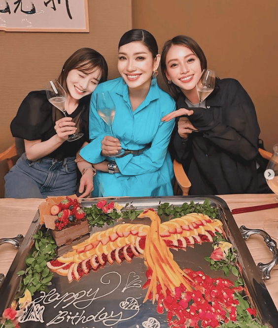 アンミカの誕生日を田中みな実と滝沢カレンがお祝い！大迫力なケーキが話題に