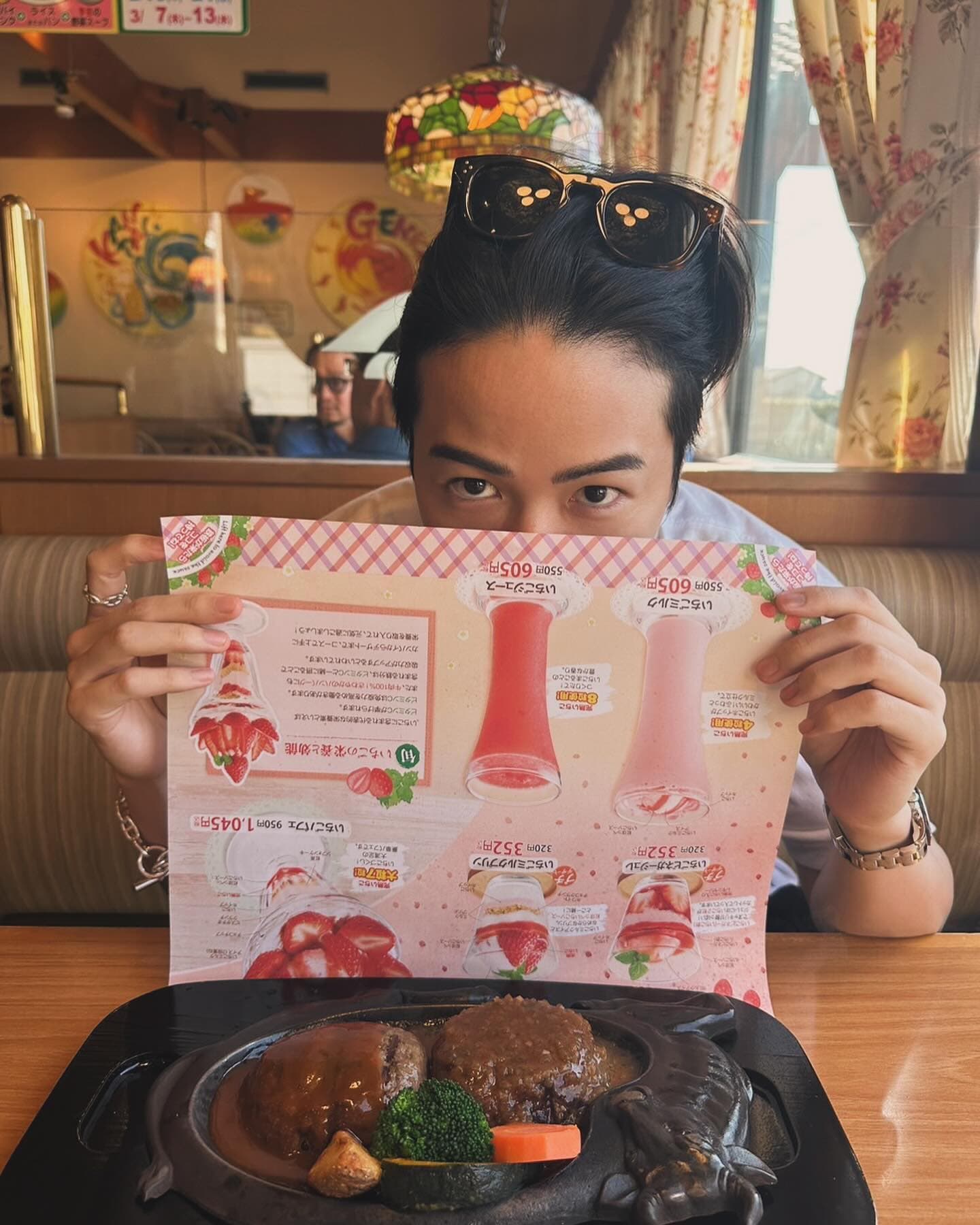 「ねえ⁉️誰が撮ってるの⁉️⁉️」「さすがにリアコ過ぎませんか😭💞」菊池風磨が静岡遠征編を公開🍓♨️