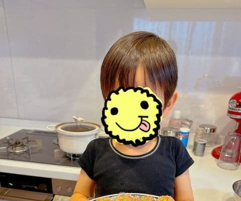 「幸せがぎゅっと詰まってる」「仲良くて微笑ましい」小倉優子、三男とのシュウマイづくりショット公開でファンから反響！