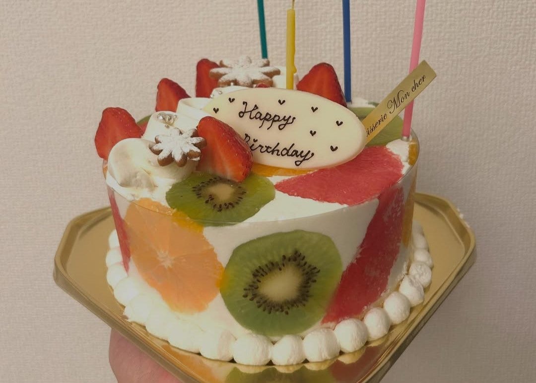 あの“演技派女優”、誕生日にドデカケーキを完食⁉︎食べに食べた誕生日に反響