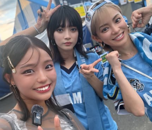 「ナイスショットだね、ドキン！」サッカー美女子、美人女優＆美女ドラマーとの”レア・3ショット”をスタジアムで披露！