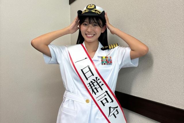 “日本一ビキニのかわいいタレント”志田音々が「1日群司令」に⁉︎カッコ可愛すぎる姿に敬礼！