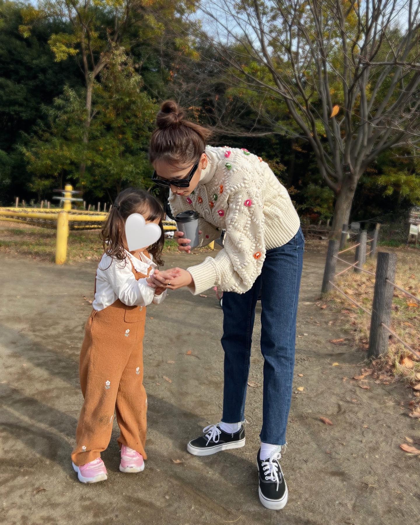 「お花リンクコーデかわいい」近藤千尋、寒さに負けない🔥手を取る親子愛💞ショット