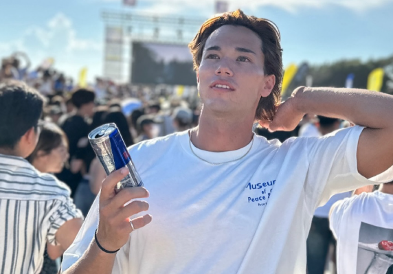 黒川寛輝ディラン、白T×レッドブルでフェス参戦　インスタに洒脱な1枚