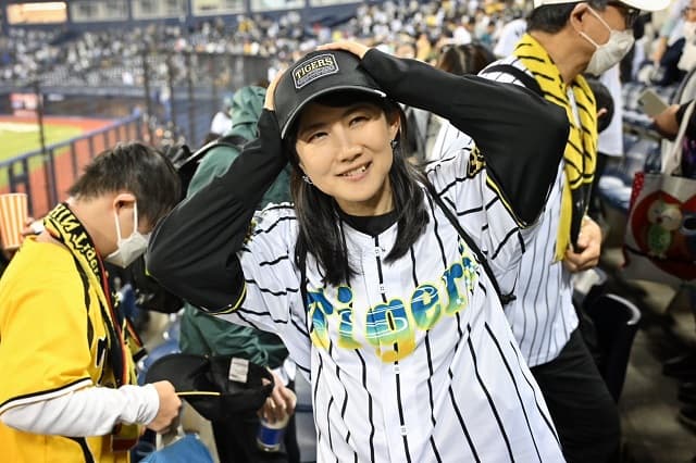 「引き分けで疲れたけど…」中江有里が阪神戦を観戦！高寺望夢のプロ初アーチに満足