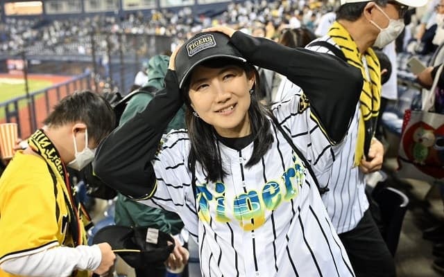 「引き分けで疲れたけど…」中江有里が阪神戦を観戦！高寺望夢のプロ初アーチに満足