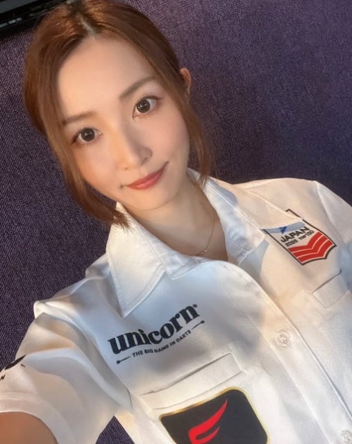 シンプル＆清潔感がトレンド！美女ダーツプレイヤー・稲垣亜衣が語る“白ユニ”スタイルのこだわり