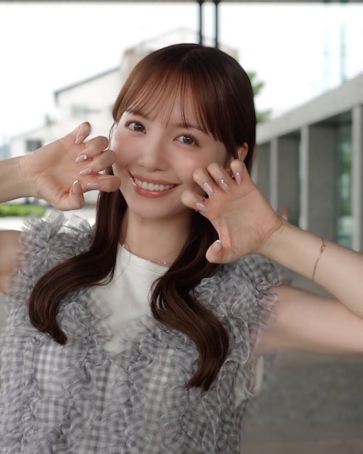 山根千佳、生放送衣装と“きらきら”ネイルを公開
